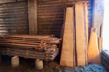 Marangozluk atölyesinde kesilmiş tahta yığınları, marangozluk işleri.