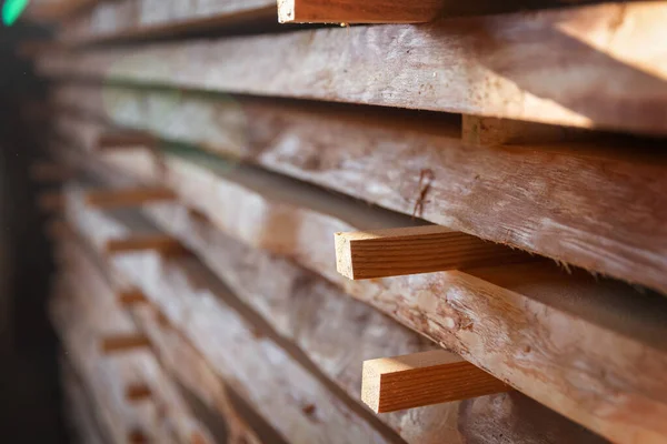 Stos Ciętych Desek Drewnianych Warsztacie Stolarskim Stolarka — Zdjęcie stockowe