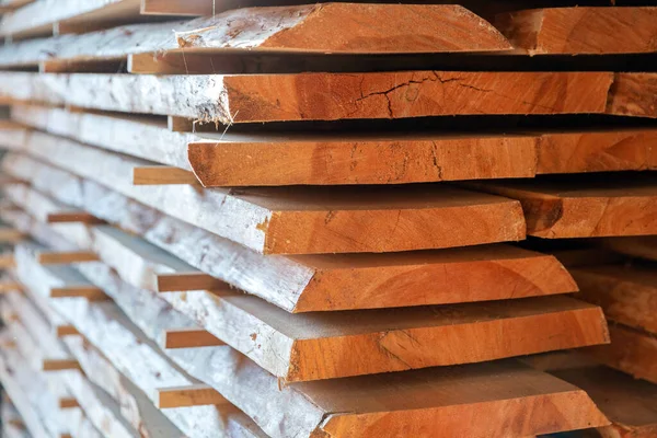 Marangozluk atölyesinde kesilmiş tahta yığınları, marangozluk işleri.