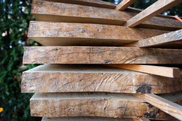 Stos Ciętych Desek Drewnianych Warsztacie Stolarskim Stolarka — Zdjęcie stockowe