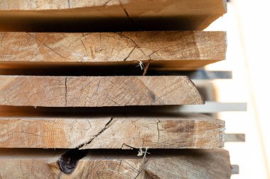 Ahşap işçiliği atölyesinde tahta kesme, marangozluk.