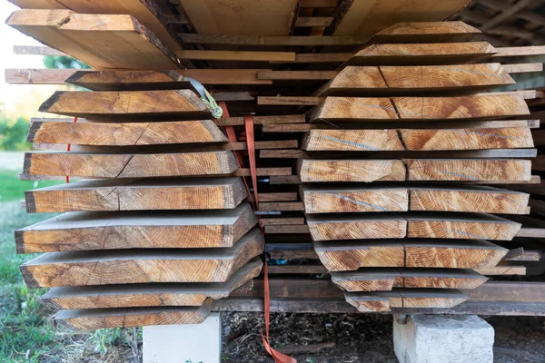 Stos Ciętego Drewna Warsztacie Stolarskim Stolarka — Zdjęcie stockowe