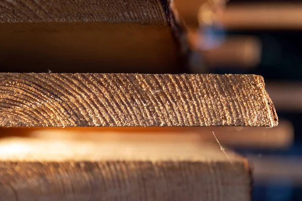 Cięcie Desek Drewnianych Warsztacie Stolarskim Stolarka — Zdjęcie stockowe