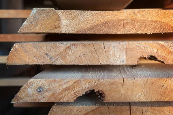 Cięcie Desek Drewnianych Warsztacie Stolarskim Stolarka — Zdjęcie stockowe