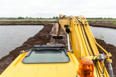 Turba kazma. Turba madeninde sarı kazıcı