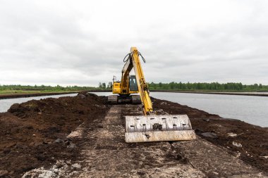 Turba kazma. Turba madeninde sarı kazıcı