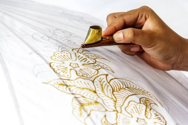 Izolowana Ręka Procesie Robienia Batiku Indonezyjskiego Kwiatowym Wzorem — Zdjęcie stockowe