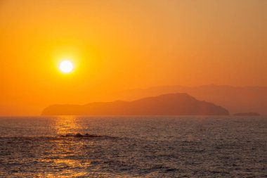 Denize mesafe bir ada on Sunset