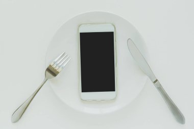 Gıda teslim kavramı. Üstten görünüm Beyaz ahşap masa üzerinde plaka üzerinde döşeme smartphone. Tonda
