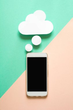 Smartphone kağıt rüya kabarcıklar mavi arka plan ile. Telefon şarj rüya. Kavram şarj. Üstten görünüm. Uzay kopyalayın. Kağıt kompozisyon