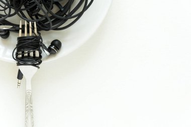 Gıda teknolojisi. Sentetik Gıda kavramı. Telefonlardan elektrikli tel spagetti çatalı. Gıda Bloglama veya foodstagramming