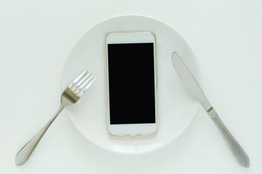 Gıda teslim veya Gıda Bloglama kavramı. Beyaz ahşap masa üzerinde plaka üzerinde döşeme Smartphone cep telefonu ile üstten görünüm