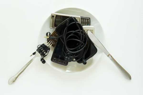 Concepto Nomofobia Tecnología Alimentos Placa Con Smartphones Teléfonos Antiguos Blogging — Foto de Stock