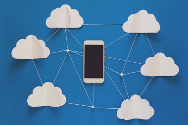 Ağ bağlantısı ve bulut depolama teknoloji kavramı. Veri iletişimi ve bulut bilgisayar ağ kavramı. Uçan kağıt bulut üzerinde akıllı telefon. Origami. Kağıt kesiği. Üstten görünüm. Tonda