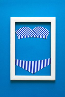 Minimalizm. Ahşap çerçeve şaheser. Mayo. Üstten görünüm. Düz yatıyordu. Yaz seyahat kavramı. Origami