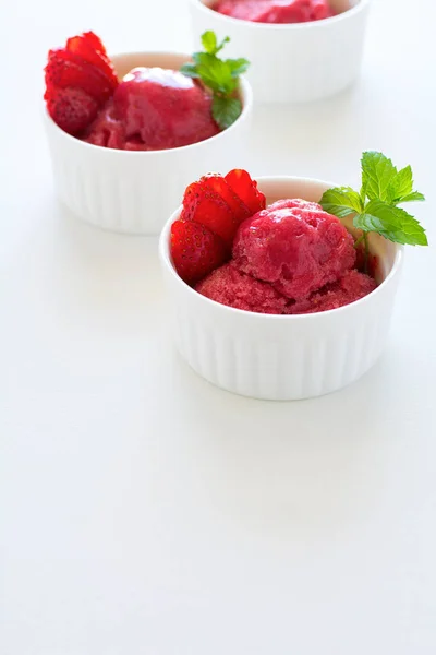 Σορμπέ Φρούτων Φράουλα Δυόσμο Μπολ Άσπρο Φόντο Ξύλινη — Φωτογραφία Αρχείου