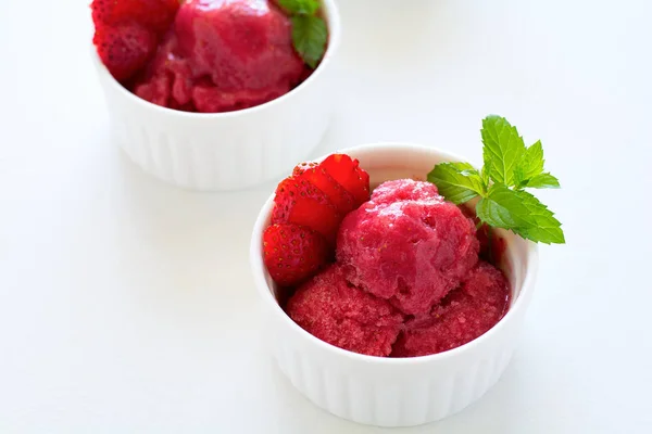 Frukt Strawberry Sorbet Med Mynta Skål Vit Trä Bakgrund — Stockfoto
