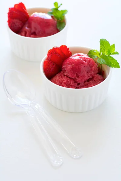 Σορμπέ Φρούτων Φράουλα Δυόσμο Μπολ Άσπρο Φόντο Ξύλινη — Φωτογραφία Αρχείου