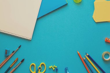 Çizim ve boyama için kavram okul için geri. Üstten görünüm. Uzay kopyalayın. Tonda