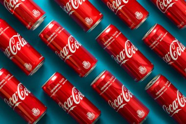 Lviv, Ukrayna - 23 Ocak 2018. Kağıt arka plan üzerinde yalan Coca Cola İçecek kavanoz Close-up. Doku. Üstten görünüm