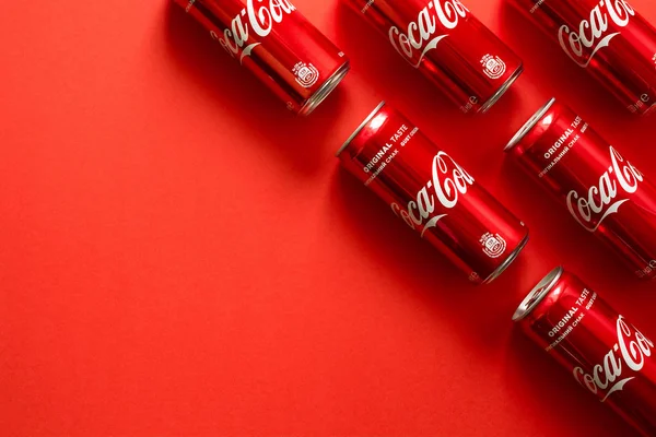 Lviv, Ukrayna - 23 Ocak 2018. Kağıt arka plan üzerinde yalan Coca Cola İçecek kavanoz Close-up. Doku. Üstten görünüm