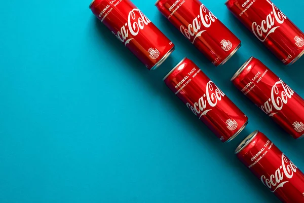 Львів Україна Січня 2018 Закри Напою Coca Cola Банки Лежачи — стокове фото