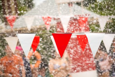 Renkli kiraz kuşu bayrakları köpük partisi. Seçici odak