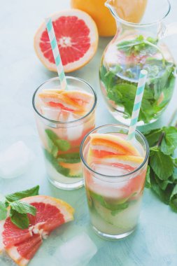 Ferahlık greyfurt nane nane kokteyli arka planını renklendirin. Sağlıklı narenciye yaz içeceği. Tonda