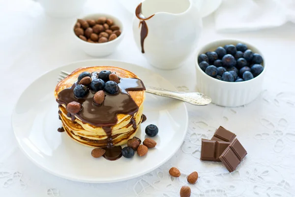 Traditionelles Frühstückskonzept Stapel Von Pfannkuchen Mit Schokoladensoße Blaubeeren Und Nüssen — Stockfoto