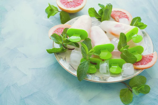 Ev yapımı greyfurt dondurmayı greyfurt dilim nane ahşap arka plan üzerinde. Üstten Görünüm. Uzay kopyalayın. Düz yatıyordu. Tonda