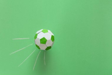 Kağıt futbol topu futbol sahası veya yeşil renkli. Origami. Kağıt tekne. Futbol oyun kavramını.