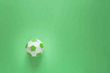 Kağıt futbol topu futbol sahası veya yeşil renkli. Origami. Kağıt tekne. Futbol oyun kavramını.
