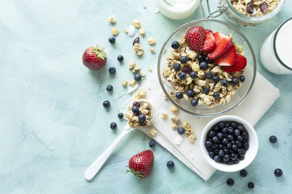 Miska Domácí Granola Jahodový Borůvkový Mléko Jogurt Tyrkysové Dřevěné Pozadí — Stock fotografie