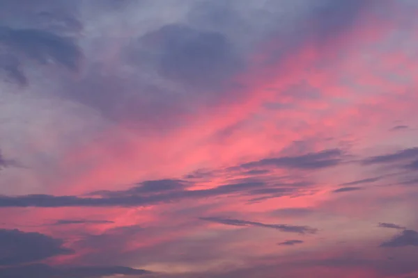 Драматичне Вогняне Небо Заходу Сонця Суміші Фіолетового Рожевого Помаранчевого Чорного — стокове фото