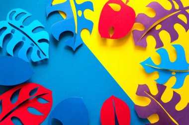 Yaz tropikal bitki arka plan. Monstera çerçeve bırakır. Canlı renkler. Kağıdı tarzı kesin. Düz yatıyordu. Kopya alanı.