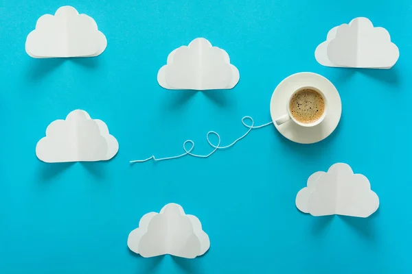 Xícara Café Forma Balão Com Nuvens Fundo Papel Azul — Fotografia de Stock