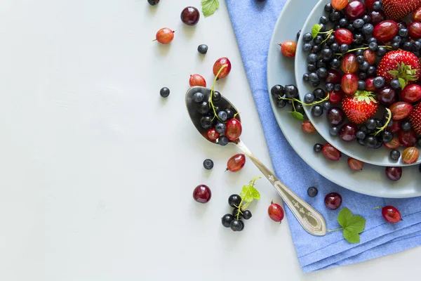 Salada Frutas Com Morango Mirtilo Cereja Groselha Espinhosa Groselha Preta — Fotografia de Stock