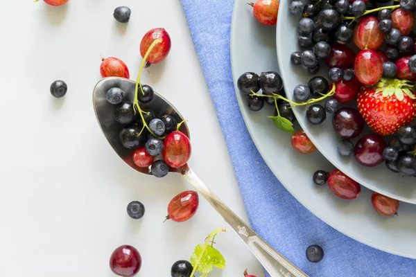 Salada Frutas Com Morango Mirtilo Cereja Groselha Espinhosa Groselha Preta — Fotografia de Stock