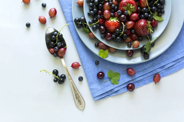 Salada Frutas Com Morango Mirtilo Cereja Groselha Espinhosa Groselha Preta — Fotografia de Stock