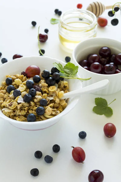 Tigela Granola Caseira Com Morango Mirtilo Cereja Groselha Espinhosa Groselha — Fotografia de Stock