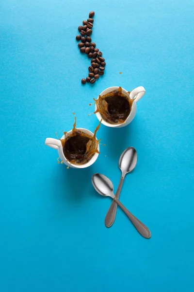 Tassen Mit Espresso Spritzer Untertassen Teelöffel Und Kaffeebohnen Auf Blauem — Stockfoto