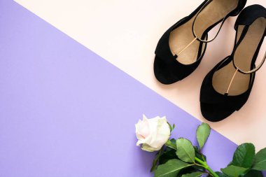 Şık klasik siyah kadın deri sandalet ayakkabı topuklu pembe mor renkli kağıt arka plan ile. Alan, üstten görünüm kopyalayın. Düz yatıyordu. Kutlama veya ayakkabı satmak kavramı.