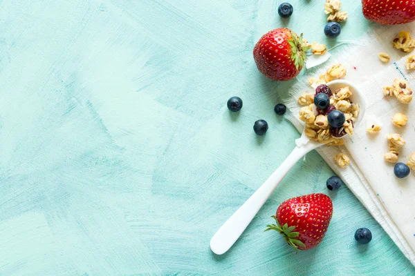 Skleněná Dóza Domácí Granola Kokosové Chipsy Ořechy Suché Brusinky Tyrkysové — Stock fotografie