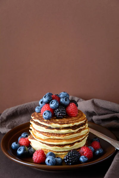 Empilement Crêpes Aux Myrtilles Fraîches Framboises Mûres Sur Plaque Brune — Photo