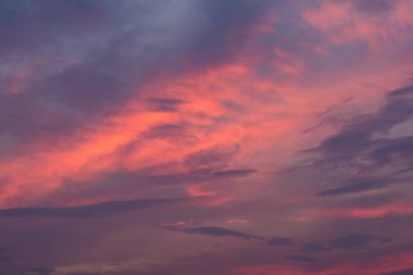 Mor, pembe, turuncu ve siyah renklerin karışımı dramatik ateşli günbatımı gökyüzünde