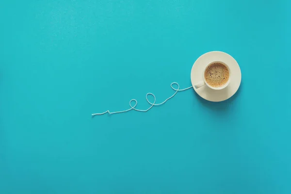 Xícara Café Forma Balão Com Nuvens Fundo Papel Azul Tonificado — Fotografia de Stock