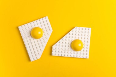 Beyaz plaka sarı Kağıt arka plan üzerinde üstten görünüm çocuk Tasarımcısı kızarmış yumurta ile. İyi