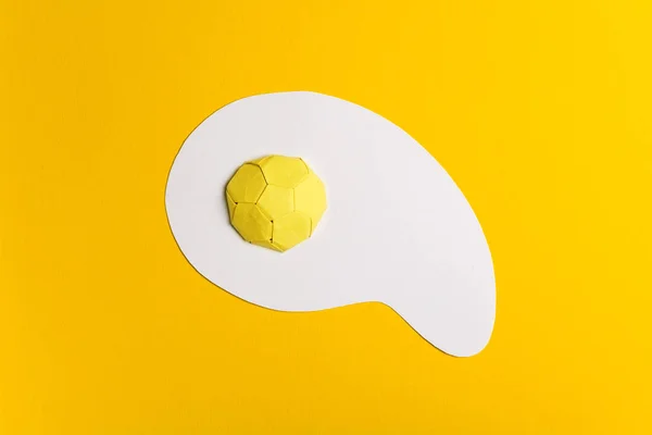 在黄色纸张背景上用纸煎蛋的白色板的顶部视图 早上好或食品艺术 — 图库照片
