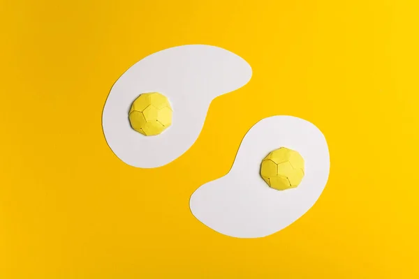 在黄色纸张背景上用纸煎蛋的白色板的顶部视图 早上好或食品艺术 — 图库照片