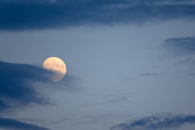 Dolunay ve günbatımı bulutlara